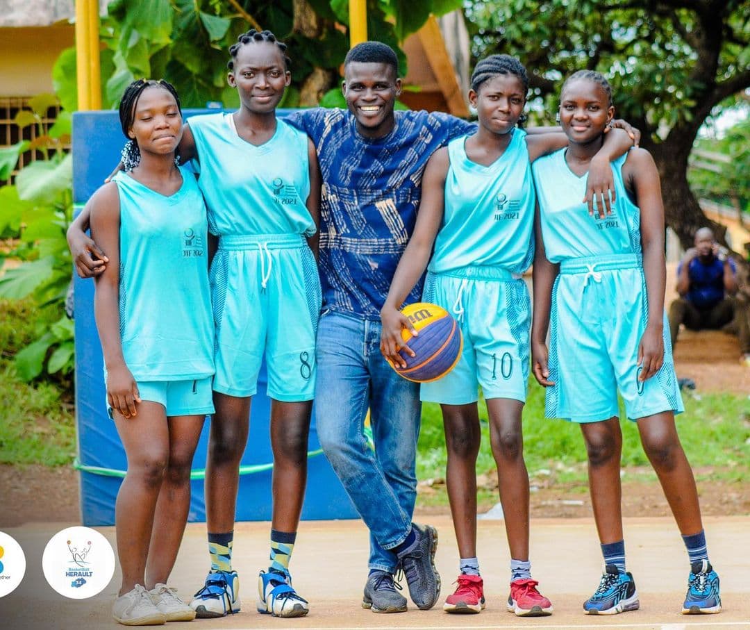 Au Bénin, la basketteuse Ilimath Amouda honore les enfants du centre Jean Eudes de Guema
